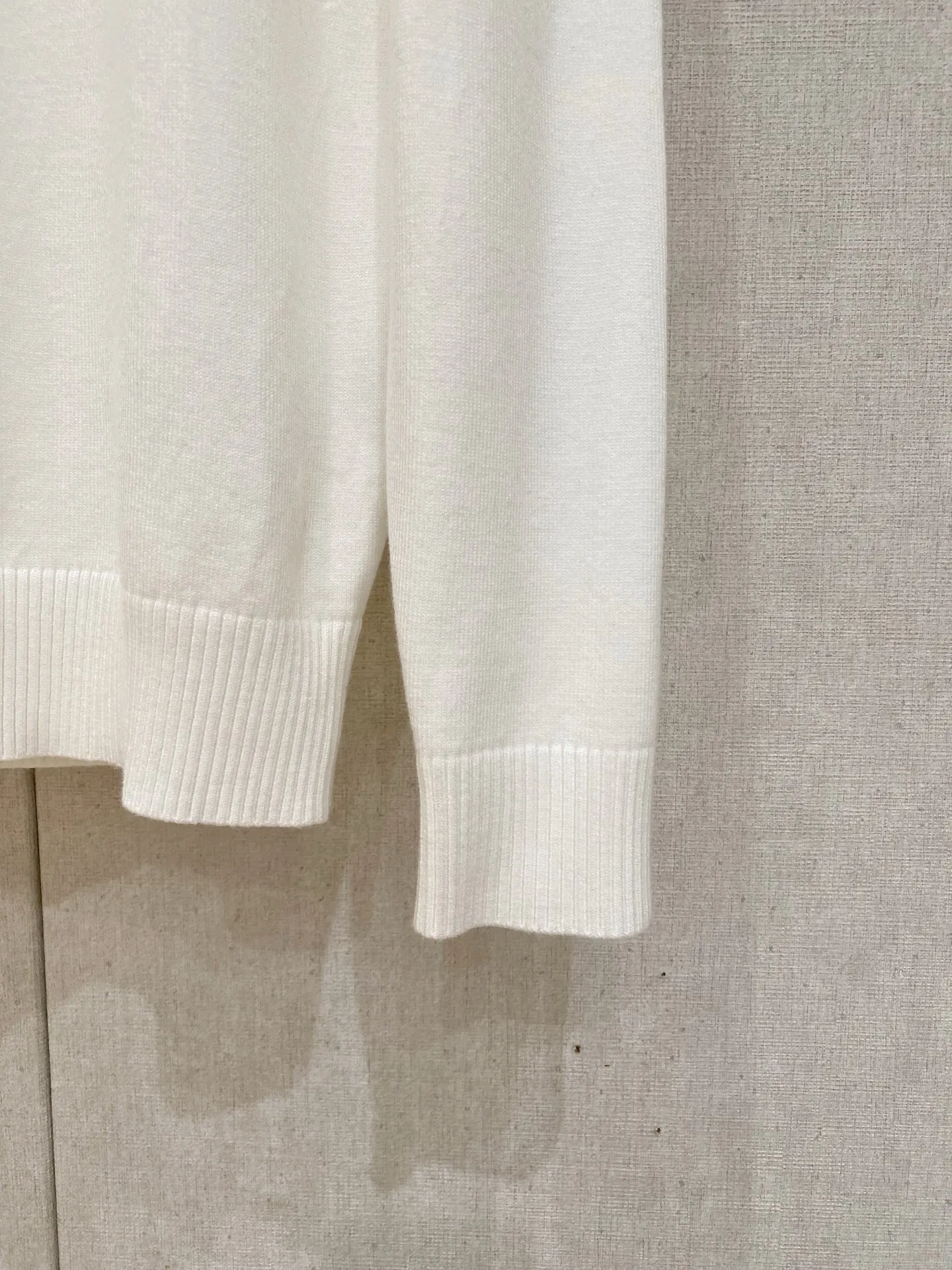 P110，〖 𝐌𝐎𝐍𝐂𝐋𝐄𝐑~ 〗 Premium Series Premium Factory Quality 、 、 ： Black White Sizes：M L XL 2XL 3XL